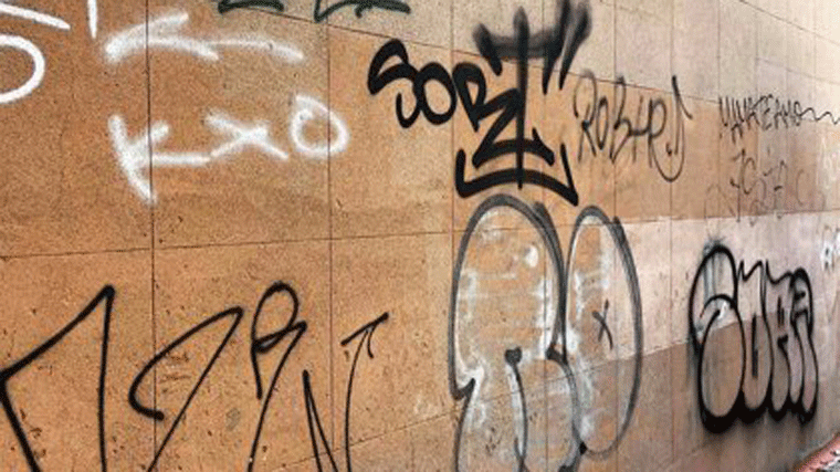 Multado con 7.000 euros un grafitero por realizar más de 200 firmas en la vía pública