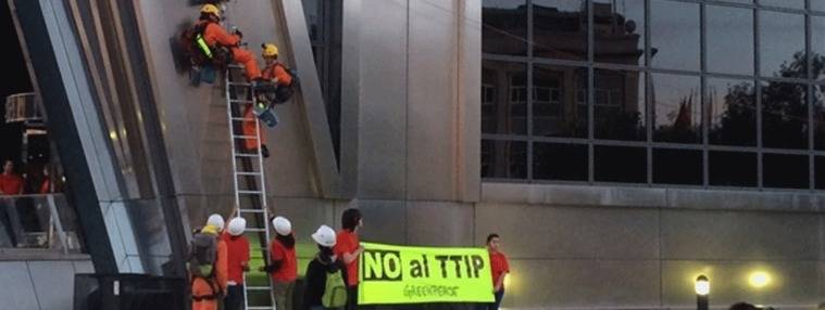 Activistas de Greenpeace escalan las torres Kio contra el TTIP