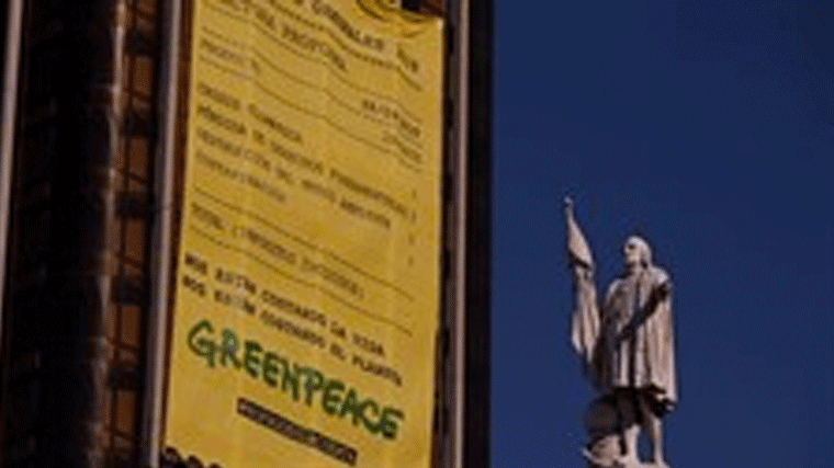 Una pancarta en Colón denuncia la 'factura ambiental' de los políticos