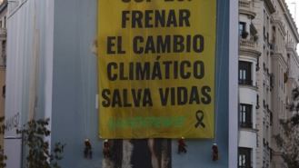 Greenpeace despliega en Madrid una pancarta para 