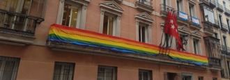 El TSJM anula la sentencia que impedía colgar banderas LGTBI en el Edificio de Grupos Municipales
