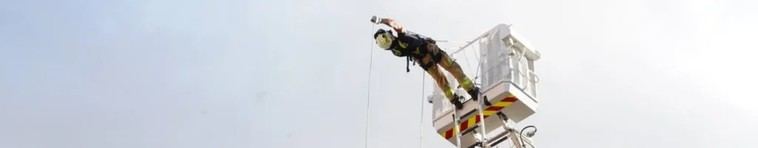 Gran exhibición de cuerpos de seguridad y emergencias en el polideportivo Santo Domingo