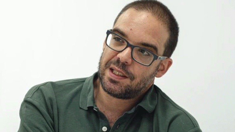 El portavoz de Más Madrid en la comisión Álvaro Fernández Heredia
