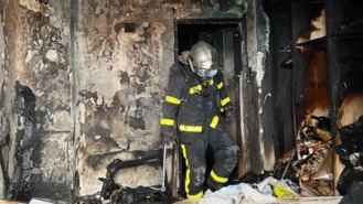Herido un hombre de 79 años al incendiarse su casa llena de enseres