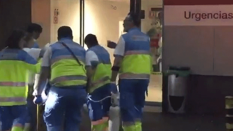 Un trabajador herido grave en la estación del Bernabéu al caerle una máquina expedendedora