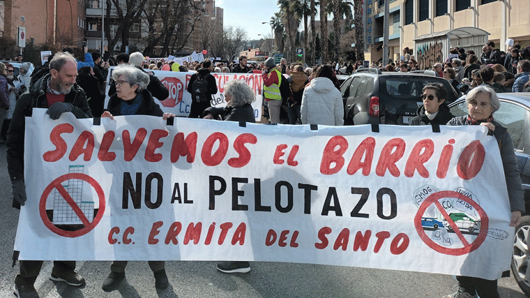 Cientos de personas protestan contra el 'pelotazo especulativo' de la Ermita del Santo