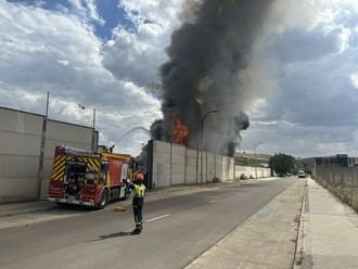 Incendio de chatarra en Vicálvaro, Bomberos controlan la situación