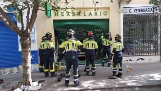 Accidente de coche deja dos heridas tras chocar contra un comercio
