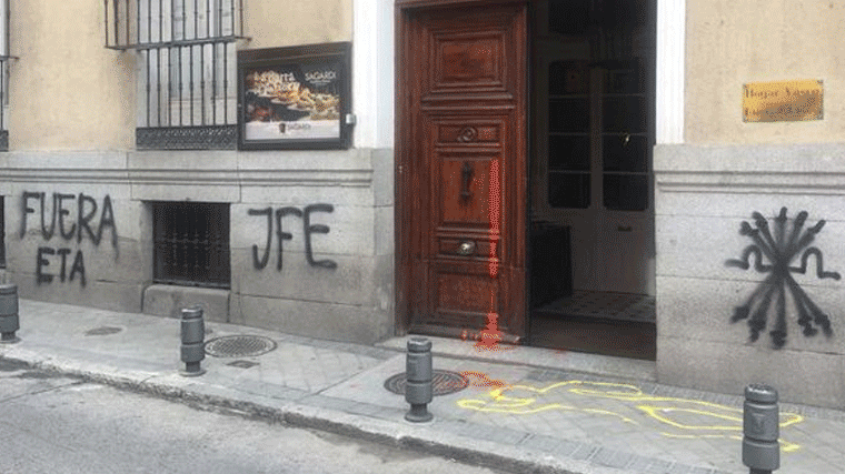 Pintadas falangistas en el Hogar Vasco ante el acto por el acercamiento de presos de ETA