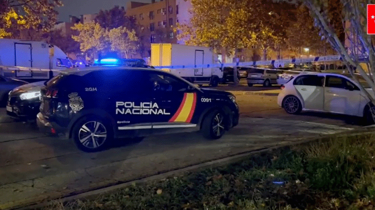 Hallan a un hombre en el interior de un coche con un disparo en la cabeza