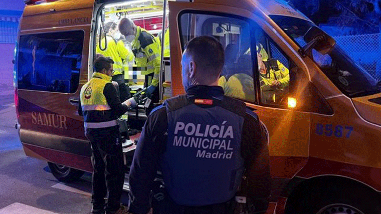 Grave un hombre al caer 4 metros mientras escalaba una fachada para robar en Puente de Vallecas
