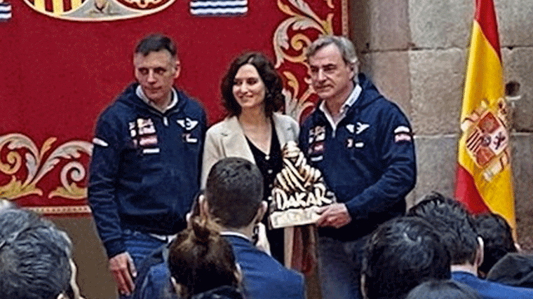 Homenaje a Carlos Sainz y Lucas Cruz tras su victoria en el Dakar