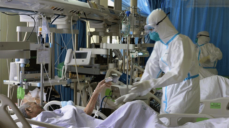 Los médicos alertan: Están 'diezmados' por las bajas por cuarentena y enfermedad
