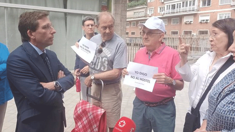 Imagen de archivo de un encuentro de Almeida con vecinos que rechazan el hostal 