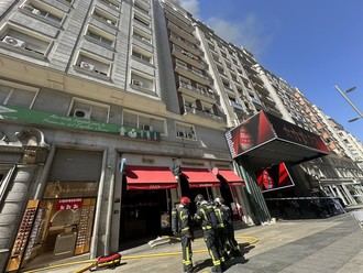 Incendio en restaurante de Gran Vía; Bomberos trabajan en su control