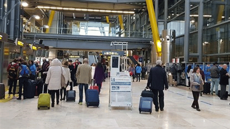 Largas colas en Barajas por la huelga de los trabajadores de seguridad