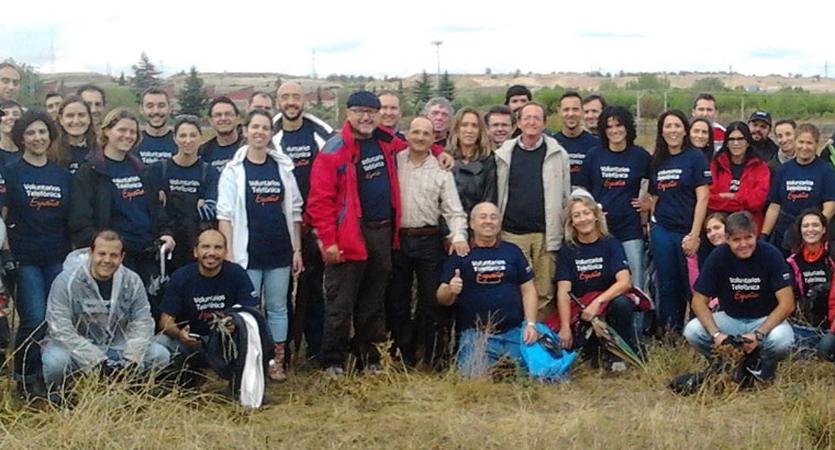 62 voluntarios trabajan en el bosque-mixto del Parque El Humedal