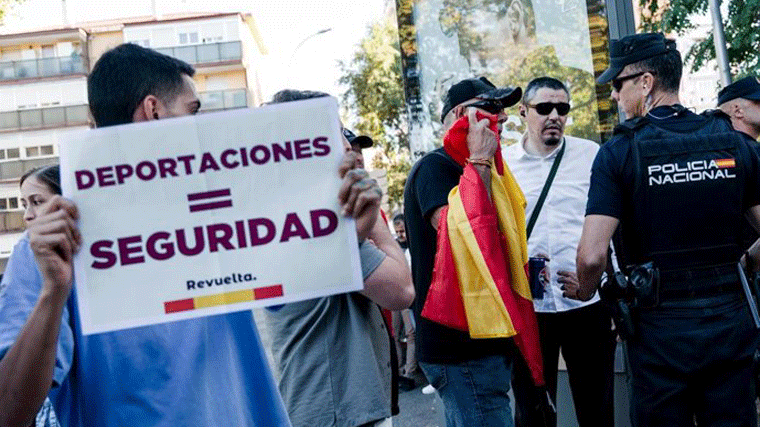 La Policía Nacional identificó a ocho personas que 'lideraban' la concentración de Vox frente al centro de Hortaleza