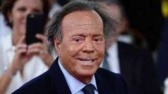 Julio Iglesias demanda a Yolanda Díaz tras acusarle de 'abusos sexuales' y 'esclavitud' contra sus trabajadoras