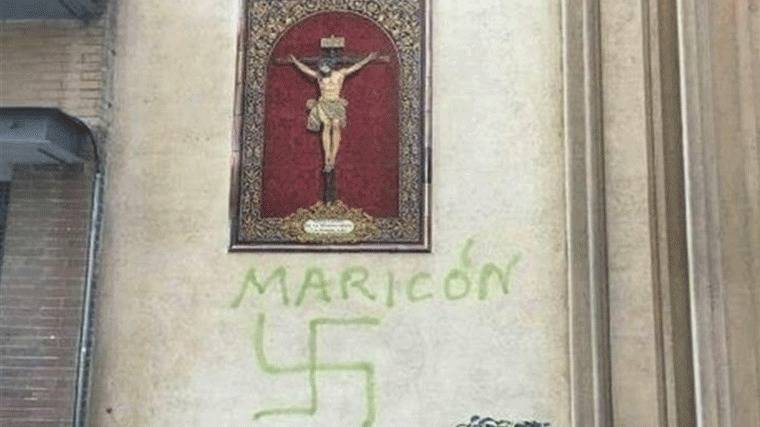 Pintan la esvástica bajo las imágenes de un cristo y una virgen en dos iglesias de Huelva