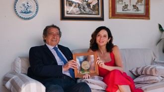 Alfonso Ussía recibe el Premio de Cultura 2025 de la Comunidad de Madrid, destacado por su humor y fina ironía