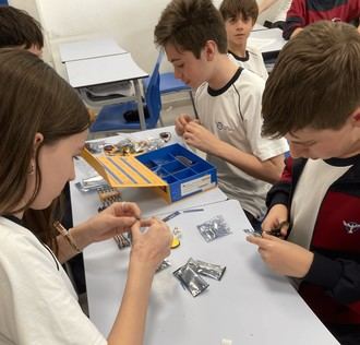 El Colegio Juan Pablo II de Parla fomenta la creatividad tecnológica a través de la robótica