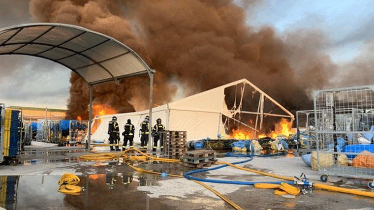 Los bomberos dan por controlado el incendio de cuatro naves industriales en Fuencarral