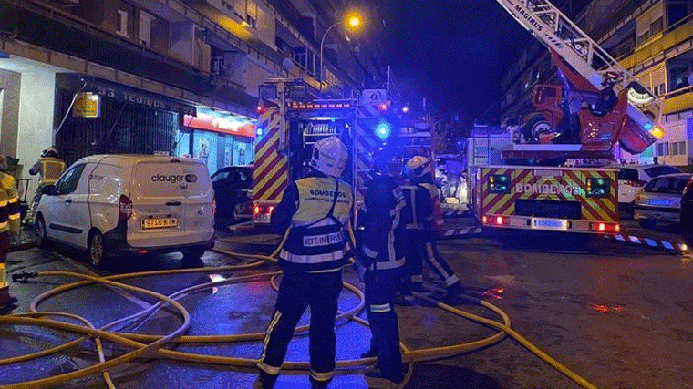 Dos heridos graves en el incendio de un bloque de viviendas en Leganés