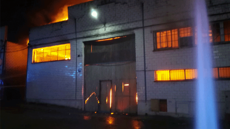 Los bomberos extinguen el quinto incendio en una nave industrial en un mes