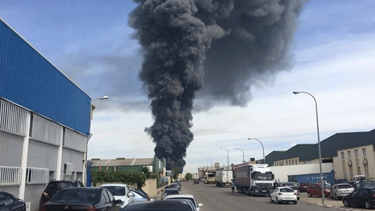 Un incendio calcina 2.000 m2 de papel, goma y chatarra en Arganda 