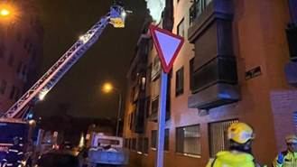 Fallecen tres personas en el incendio en la tercera planta de un bloque de viviendas en Carabanchel