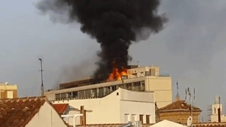 Aparatoso incendio en la azotea de un edificio de apartamentos en la Plaza Callao