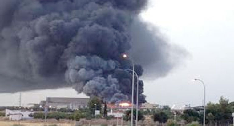 Un fuerte incendio arrasa una nave industrial de cartones en Aranjuez 