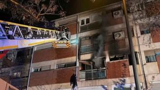 El incendio de un piso en Villaverde obliga a desalojar varias viviendas, no hay heridos