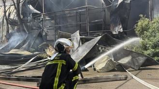 Un centenar de desalojados de un hotel por el incendio de una nave en Getafe