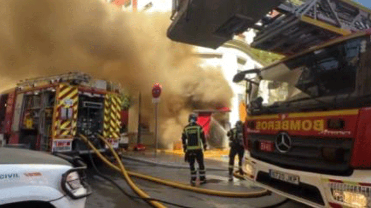 Graves dos bomberos y otros siete heridos en la extinción de un incendio en un restaurante en Colón