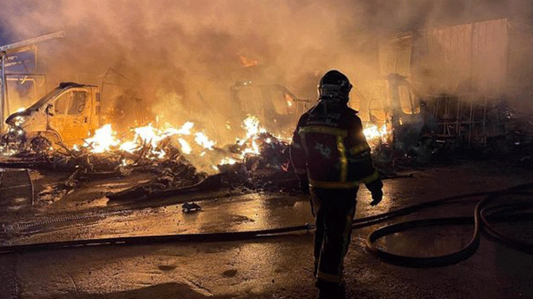 Aparatoso incendio con varias explosiones en un aparcamiento de caravanas