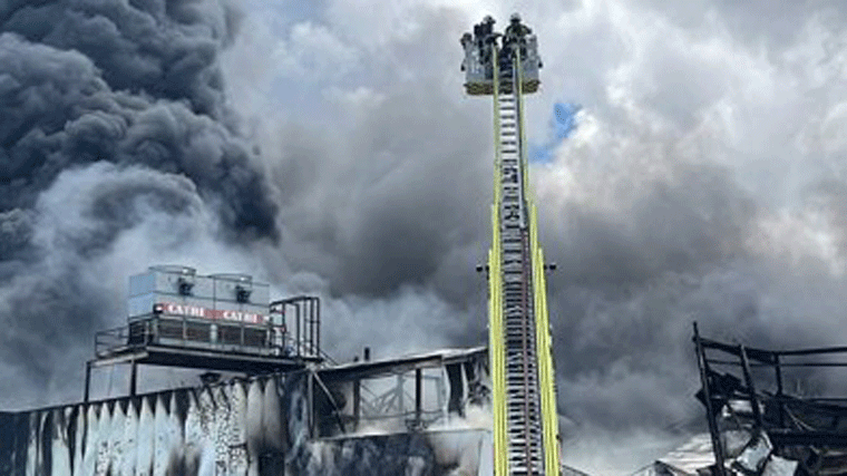 Arde sin heridos una nave cárnica situada junto al Matadero