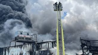 Arde sin heridos una nave cárnica situada junto al Matadero