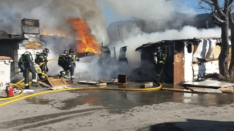 Un incendio quema varias chabolas en un descampado de Fuencarral sin provocar heridos