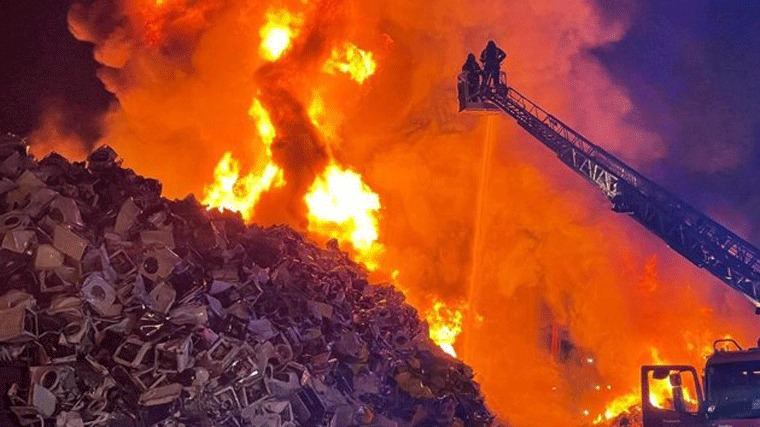 Enorme incendio de miles de lavadoras en una chatarrería de Leganés