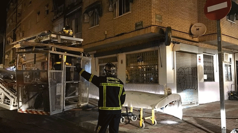Dos mujeres heridas graves en el incendio de un bloque de 16 pisos en Parla