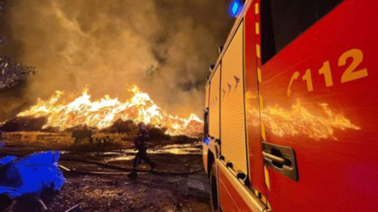 El incendio de la fábrica provocado por un rayo en Sanse arderá al menos 5 días