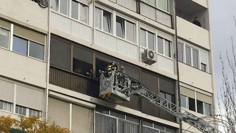 Una mujer fallecida y 23 intoxicados en el incendio de una vivienda en Fuencarral