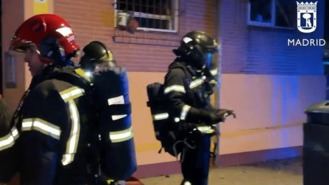 18 intoxicados por humo en el incendio en una planta baja de un edificio en Usera