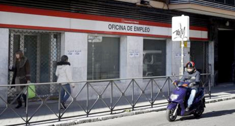 Concentración contra el cierre de la oficina de empleo de Villaverde