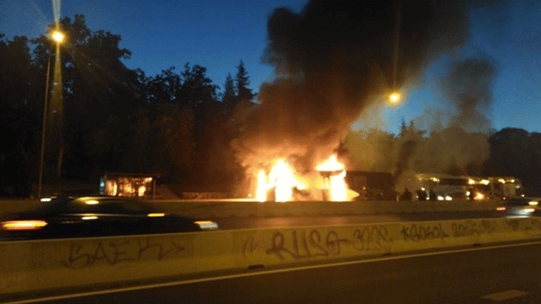 Aparatoso incendio de un autobús interurbano en el carril BUS VAO de la A-6