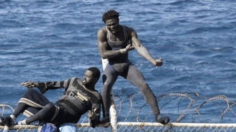 Un subsahariano, 25 horas encaramado a la valla de Ceuta para evitar su devolución