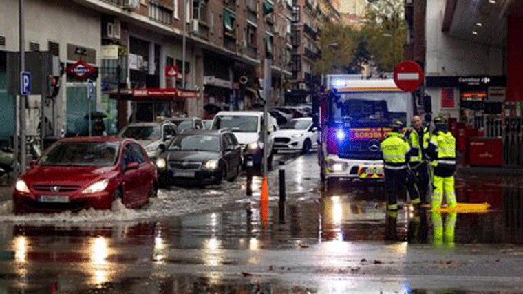 Madrid estudiará incrementar los imbornales en zonas como Atocha para evitar balsas de agua