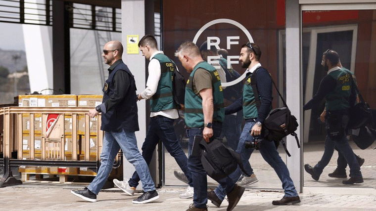 Los investigadores espera de la vuelta de Rubiales en una operación que deja 5 detenidos en Madrid y 2 en Granada